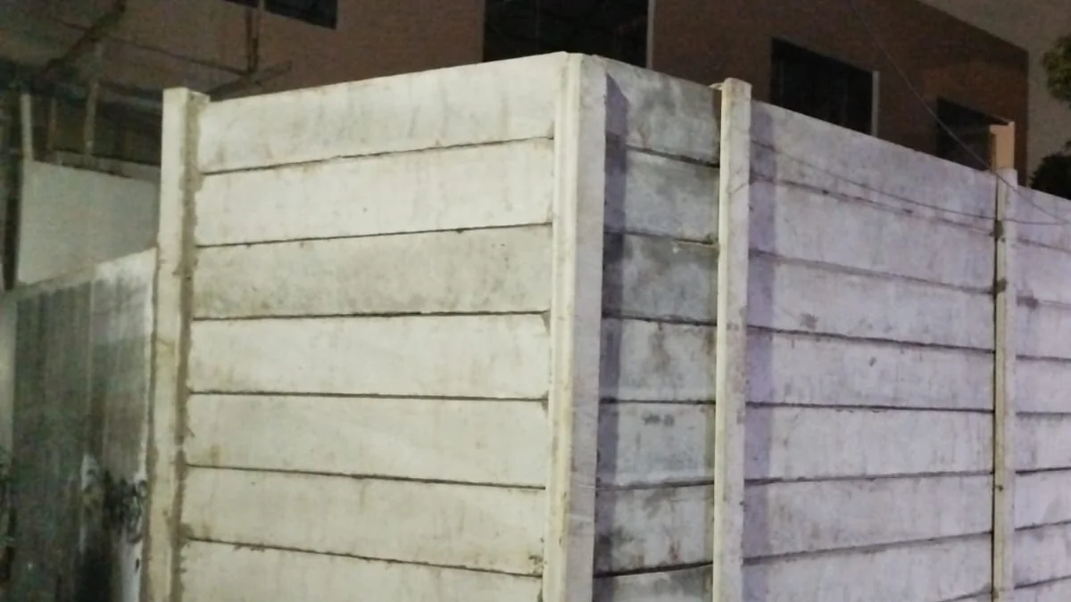 Pagar panel beton di sudut lahan hunian padat, contoh layanan jasa pagar panel beton Cengkareng