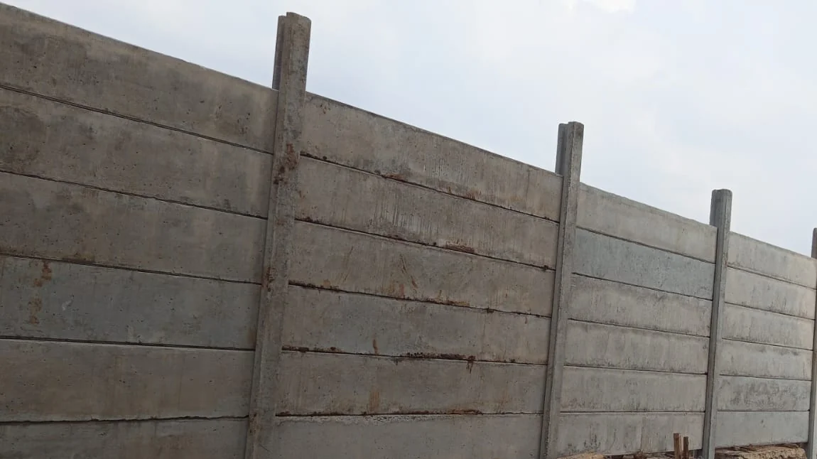 Jasa pagar panel beton Cengkareng: contoh pagar beton pracetak panjang yang berdiri lurus, hasil kerja PT Adiwangsa Prima Konstruksi