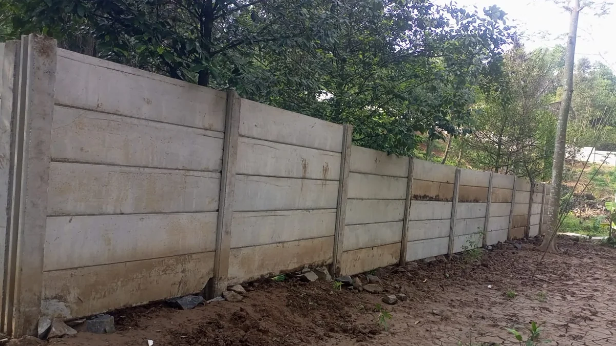 Jasa pagar panel beton Jagakarsa: pagar beton pracetak lurus di lahan hijau, hasil kerja PT Adiwangsa Prima Konstruksi