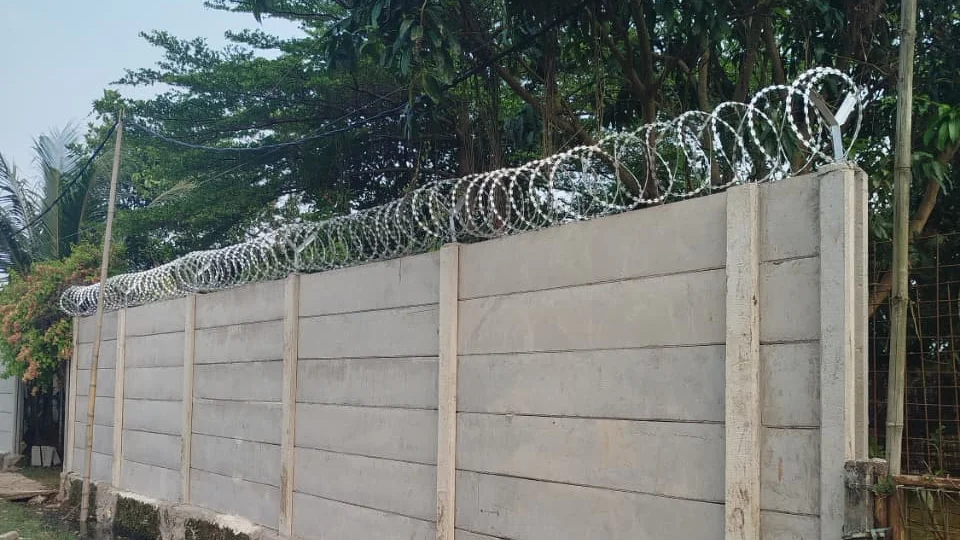 Pagar panel beton precast dengan kawat duri untuk keamanan lahan, layanan jasa pagar panel beton Jakarta Utara