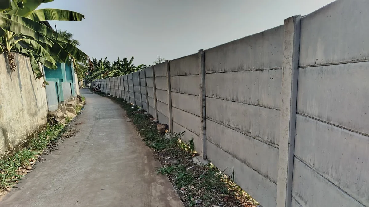 Jasa pagar panel beton Jakarta Utara: contoh hasil pasang pagar beton precast yang lurus dan rapi oleh PT Adiwangsa Prima Konstruksi