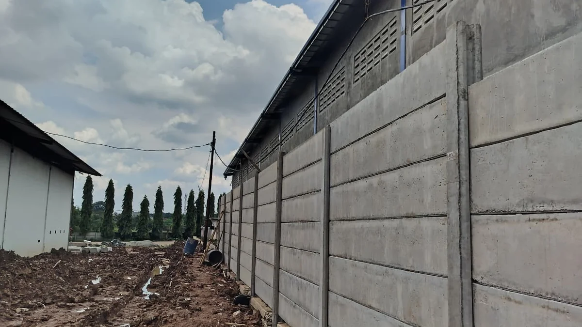 Pagar beton precast keliling gudang, contoh jasa pasang pagar panel beton untuk kawasan industri Jakarta Utara