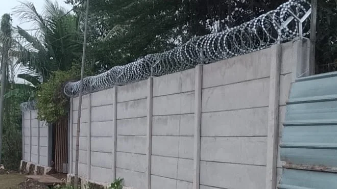 Pagar panel beton dengan kawat duri di atasnya, contoh pekerjaan jasa pagar panel beton Kota Cilegon dari PT Adiwangsa Prima Konstruksi