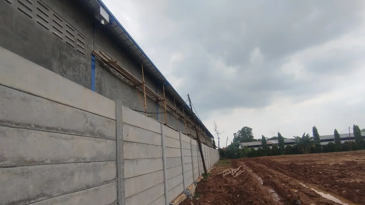 Contoh hasil jasa pagar panel beton Kota Cilegon, pagar beton pracetak lurus di samping gudang karya PT Adiwangsa Prima Konstruksi