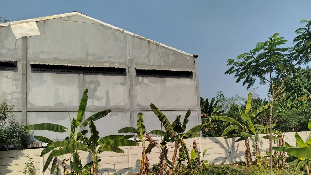 Contoh hasil jasa pagar panel beton untuk area gudang seperti di Kota Tangerang, pagar beton pracetak rapi karya PT Adiwangsa Prima Konstruksi