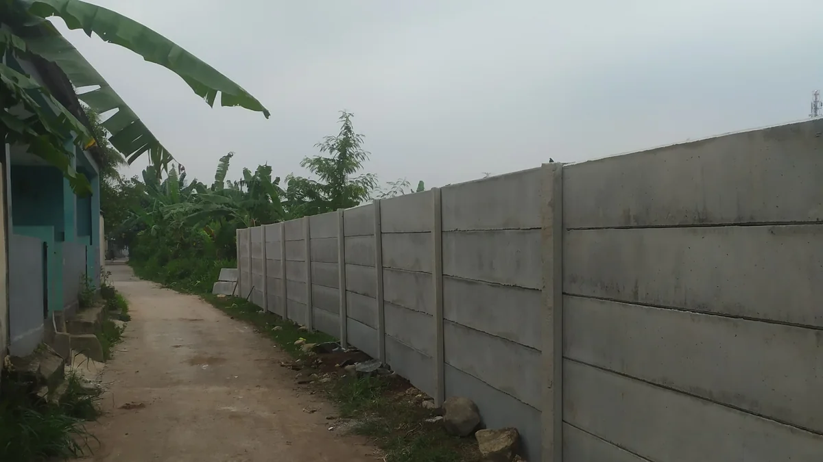 Jasa pagar panel beton Penjaringan: pagar beton pracetak lurus sepanjang jalan lingkungan, hasil kerja PT Adiwangsa Prima Konstruksi