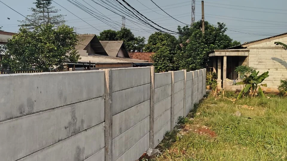 Pagar panel beton pembatas lahan kosong di tengah permukiman, contoh jasa pagar panel beton Penjaringan