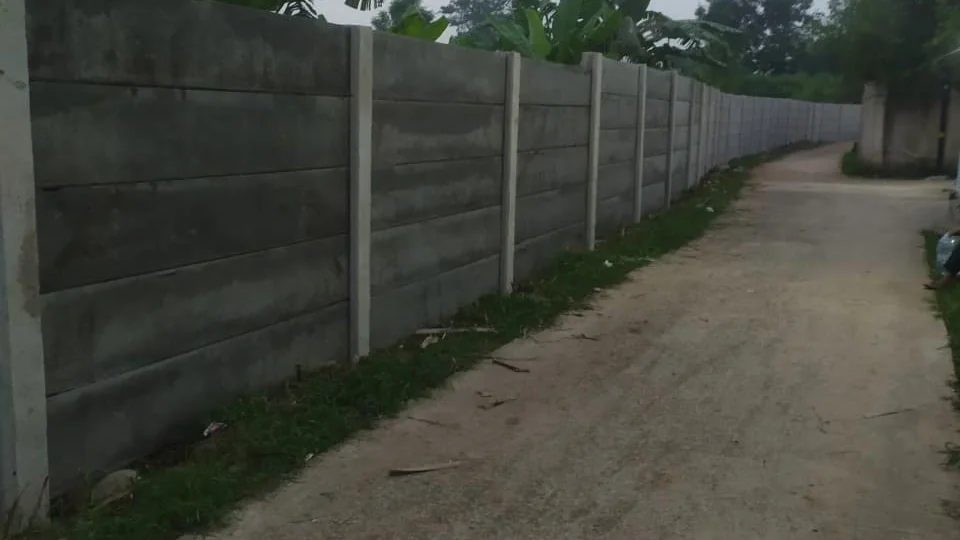Pagar panel beton lurus memanjang di sisi jalan lingkungan, contoh jasa pagar panel beton Tangerang Selatan