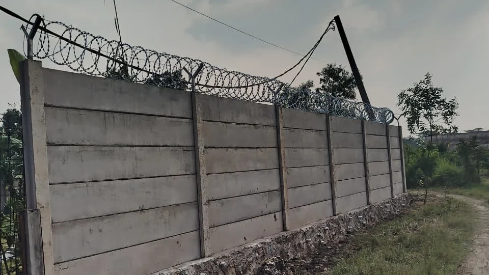 Jasa pagar panel beton Tangerang Selatan: pagar beton pracetak keliling lahan dengan kawat duri, hasil kerja PT Adiwangsa Prima Konstruksi