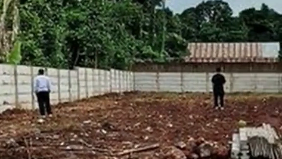 pagar beton pabrik di kawasan industri
