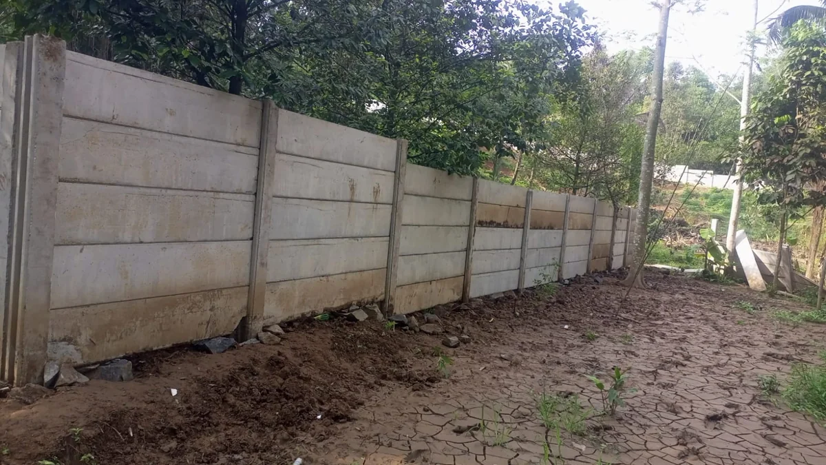 Hasil pemasangan pagar panel beton di batas lahan