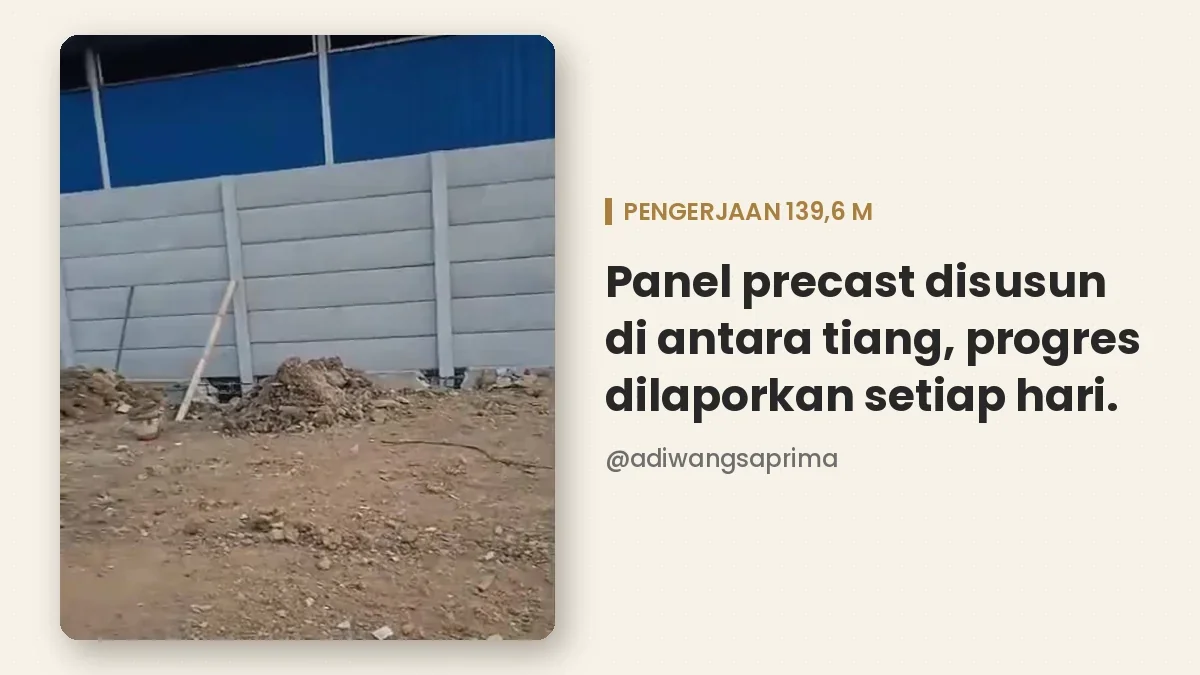 Pemasangan pagar panel beton oleh tim lapangan