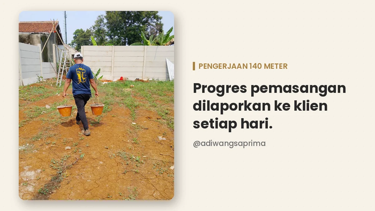 Pekerja membawa adukan untuk pemasangan pagar panel beton 140 meter di Depok