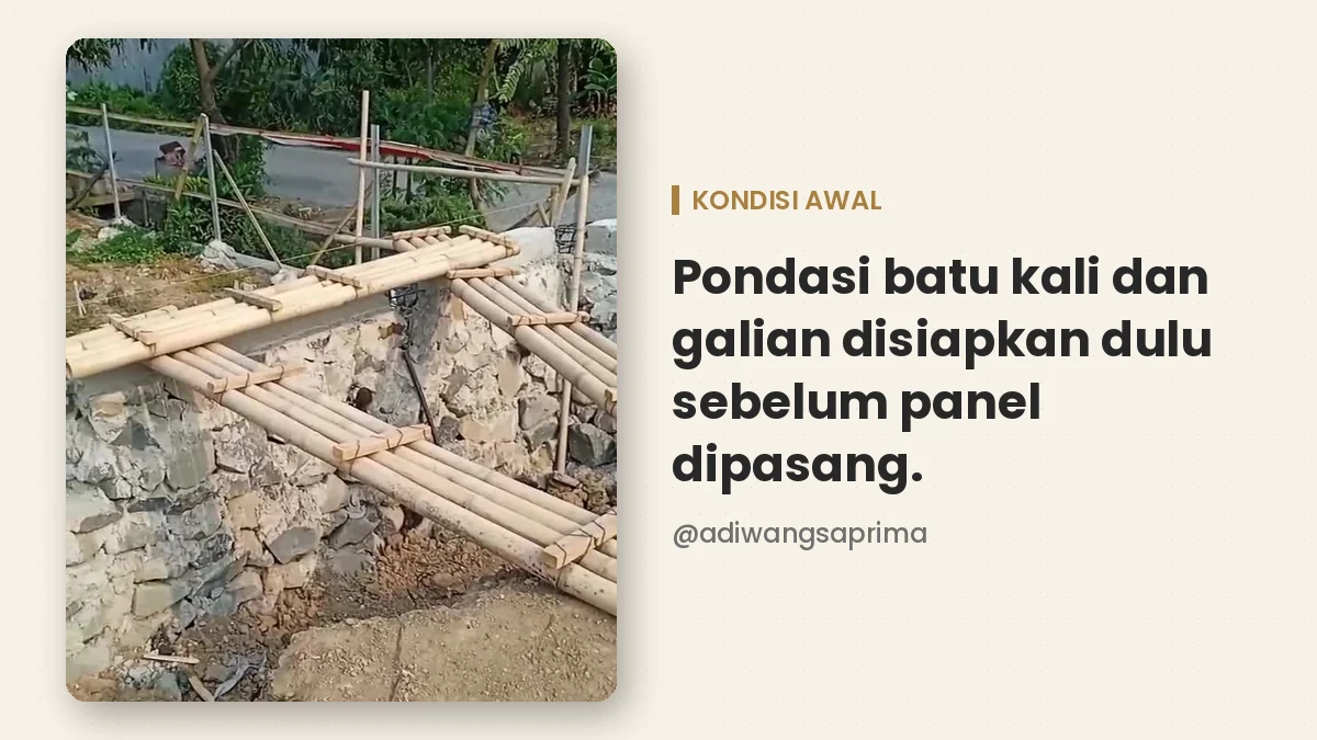 Pondasi batu kali dan galian sebelum pemasangan pagar panel di Bekasi
